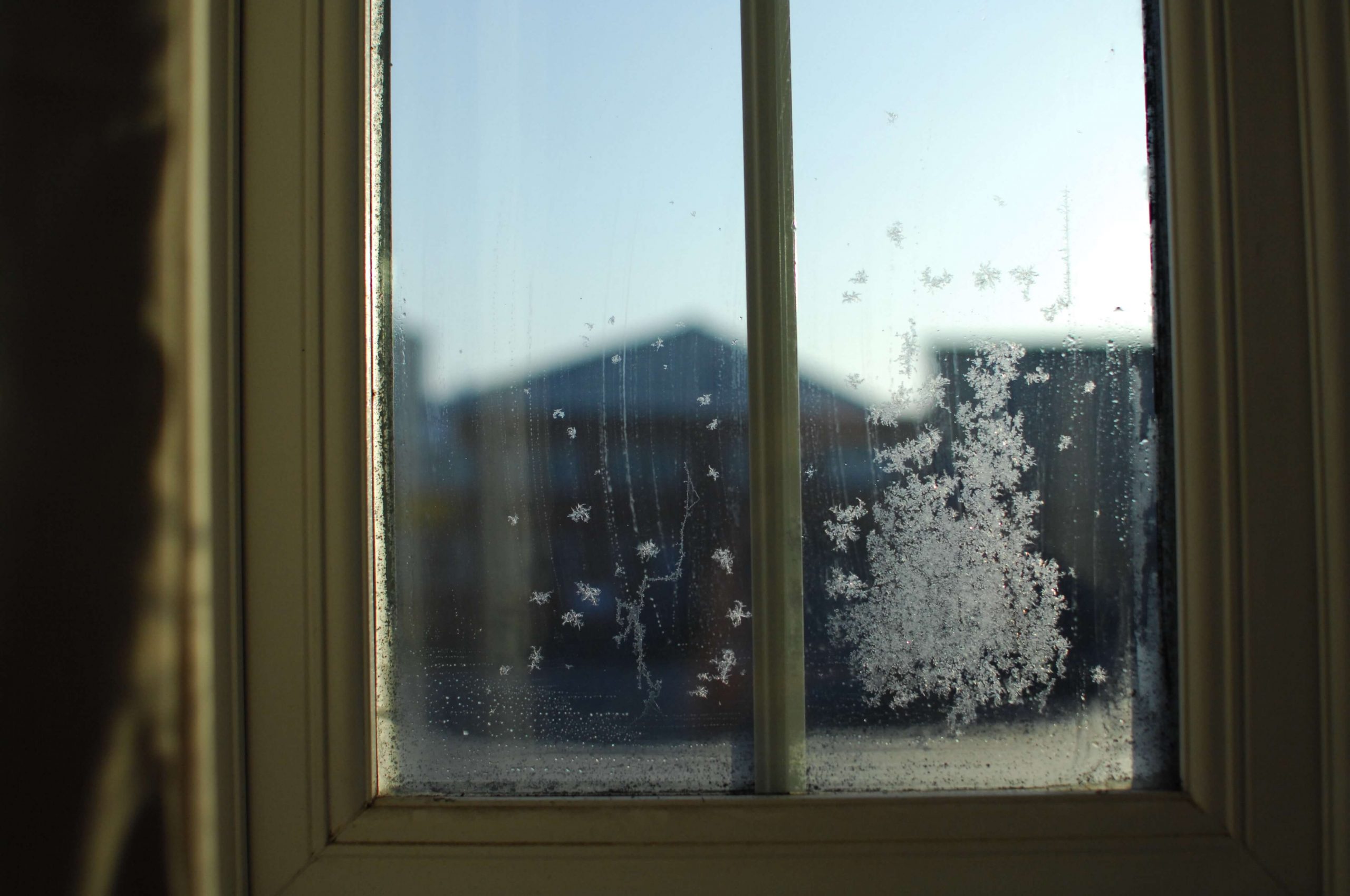 Ce trebuie să faci dacă simți că intră aer rece pe lângă geamuri